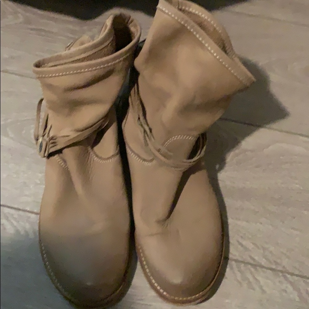 Super cute tan Italian leather boots
